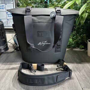 YETI Hopper M15 Soft Cooler  Black Brand New W Tags 32 Can Magshield